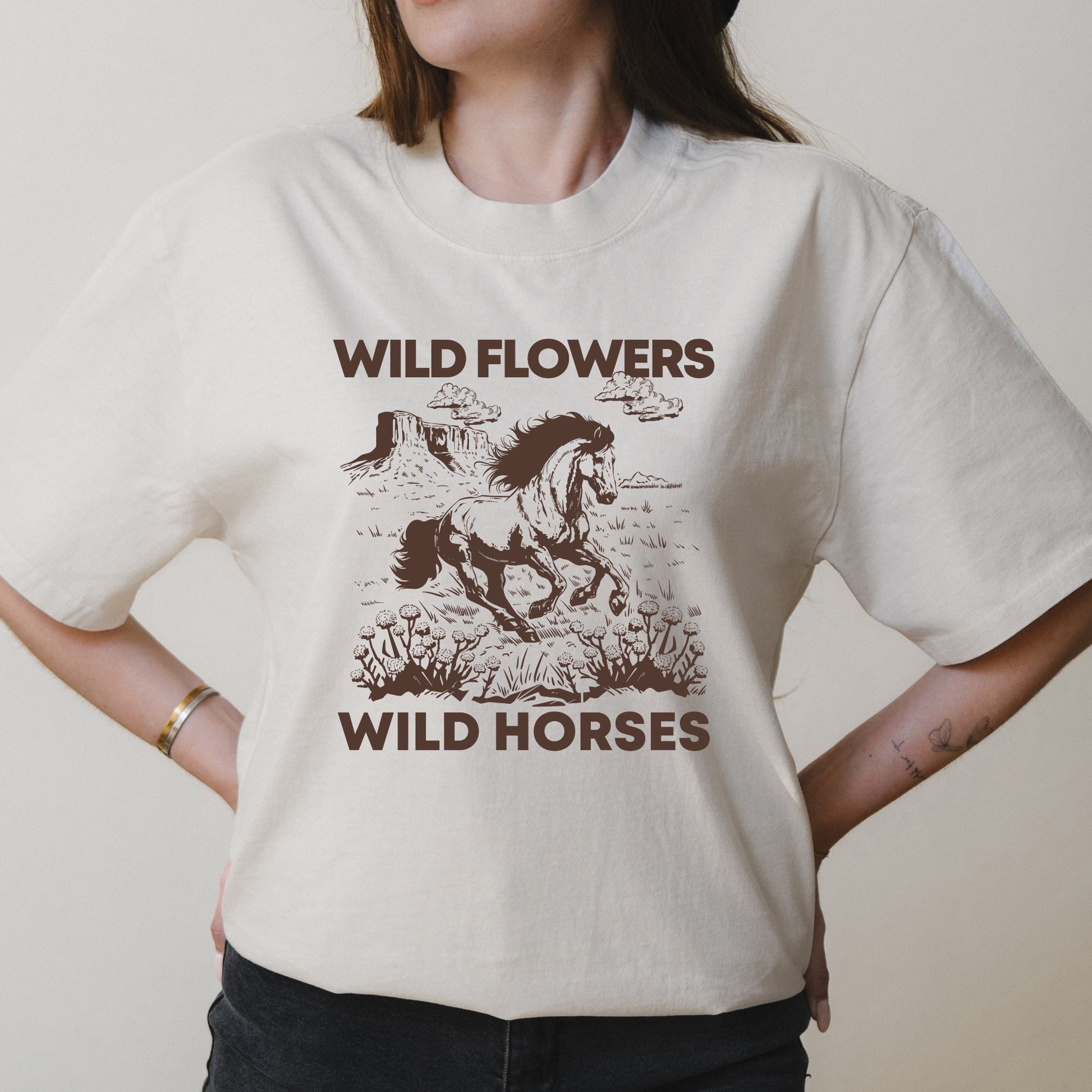 Wild Horses and Wildflowers Graphic with Western Aesthetic – Oversized Vintage Shirt