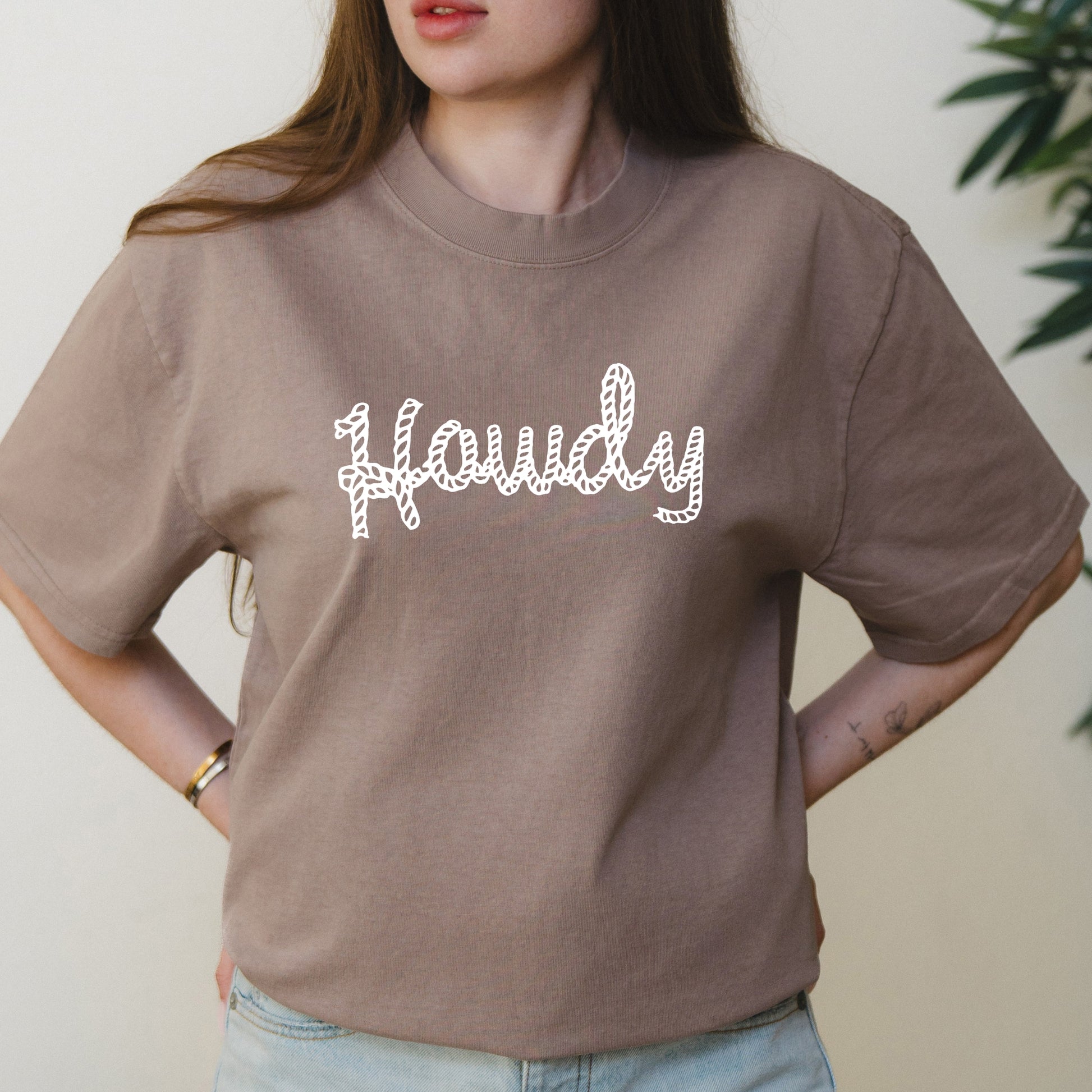 Howdy Rope Script Graphic with Western Retro Lettering – Oversized Vintage Shirt