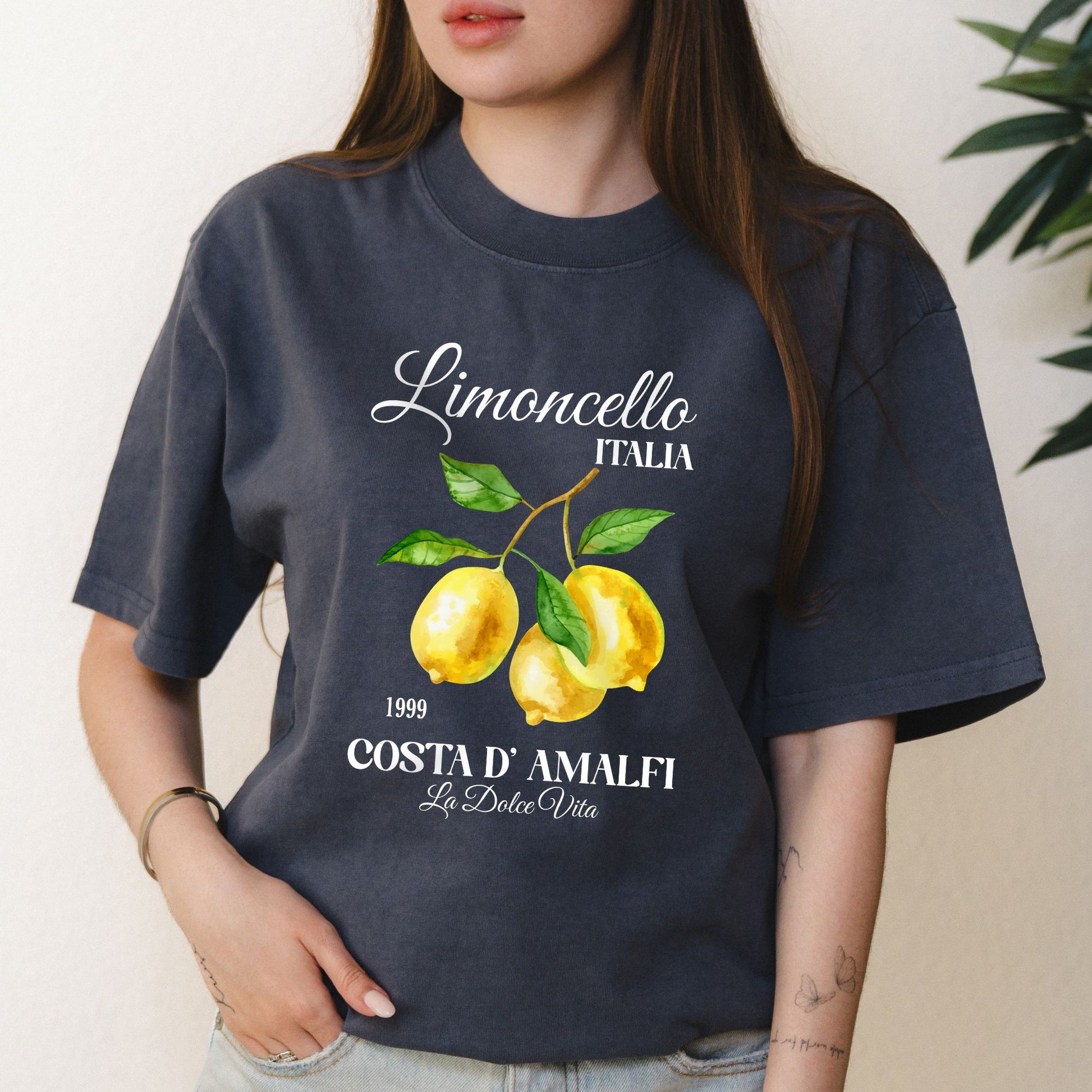 Limoncello Italy Lemon Graphic with La Dolce Vita Text – Oversized Vintage Shirt