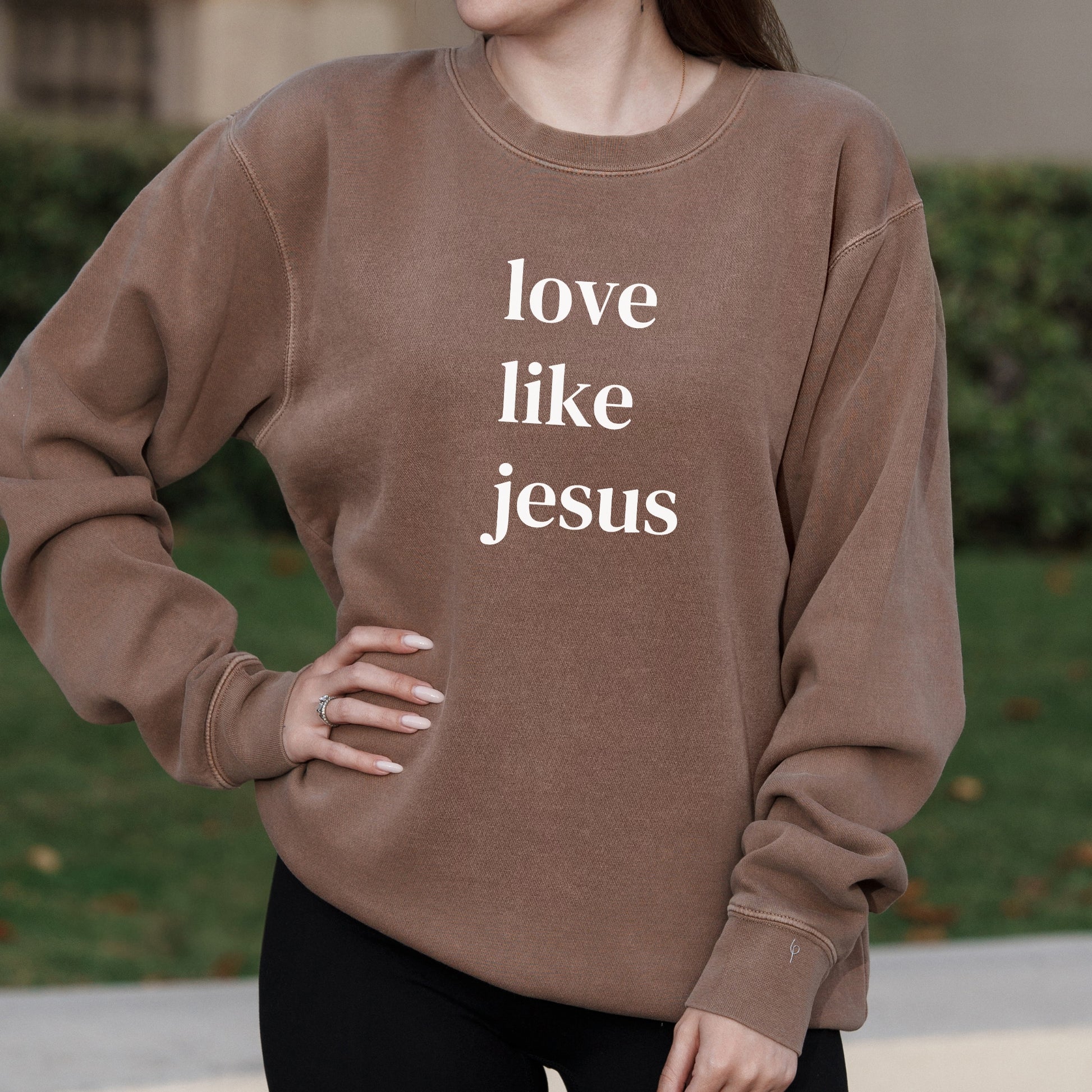 Love Like Jesus Minimalist Christian Graphic with Faith-Inspired Message – Pigment Crewneck Sweatshirt